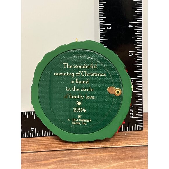 HTF 1994 HALLMARK KEEPSAKE ORNAMENT QX557-6 OUR FAMILY PHOTO HOLDER WREATH - Picture 5 of 6